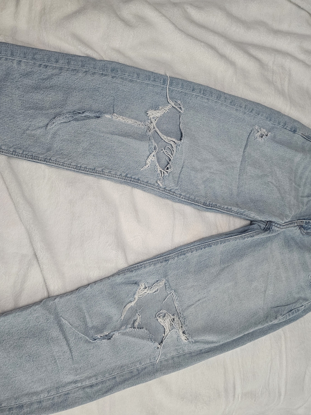American Eagle Light Wash Distressed Women’s Mom Jeans